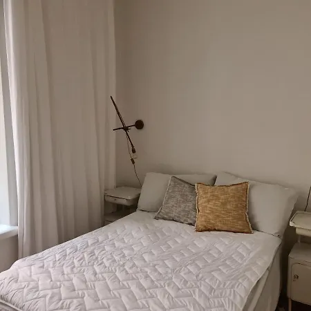 2Ndhomes Central 1Br Home With Sauna And High Ceilings Apartmán *